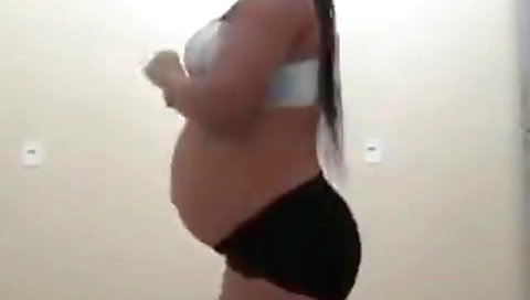 Gravida morena peito escapando dancando de shortinho